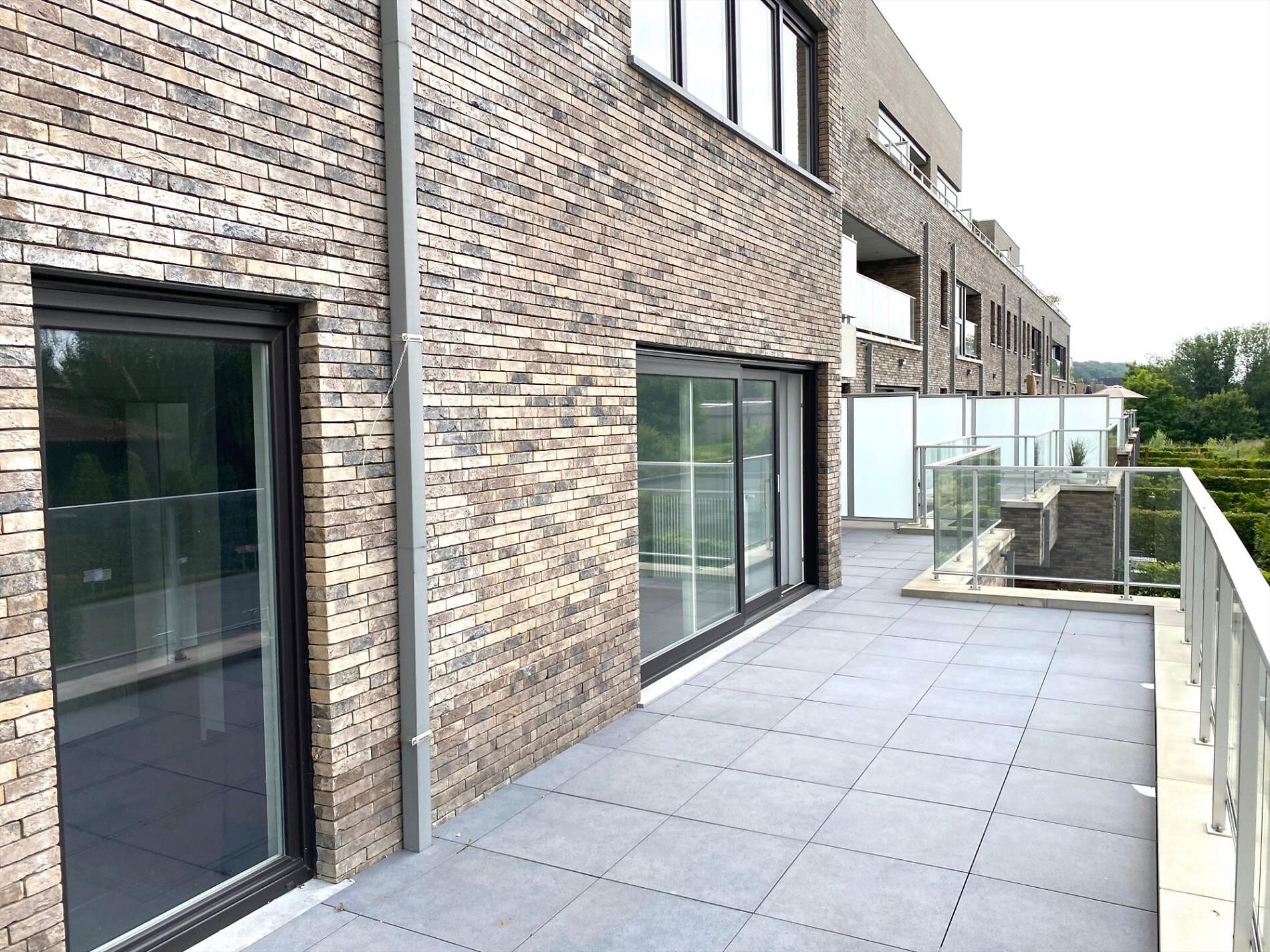 Modern tweeslaapkamer appartement met terras, onmiddellijk vrij.