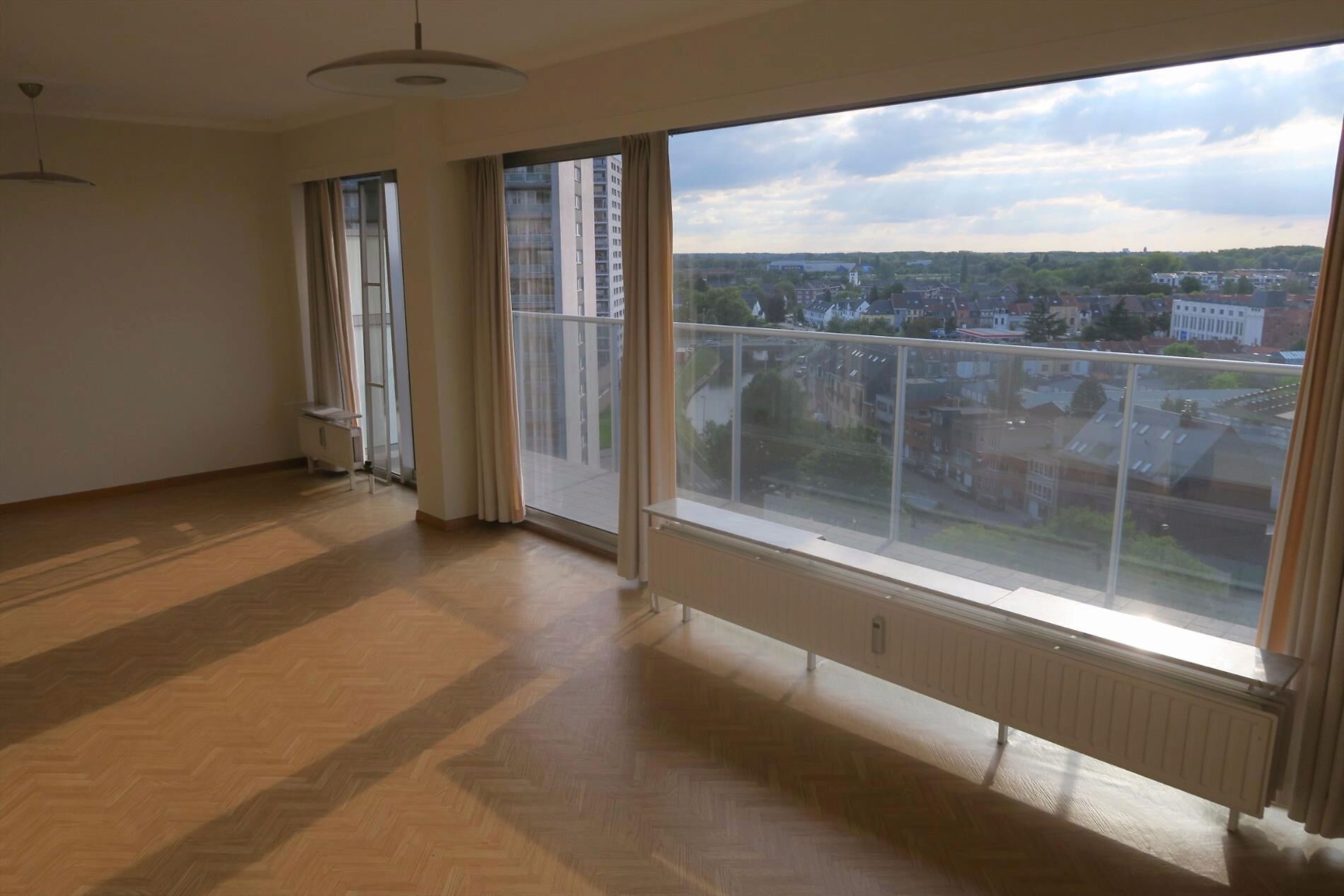 Lichtrijke éénslaapkamer appartement op de 10e verdieping, met prachtig zicht.