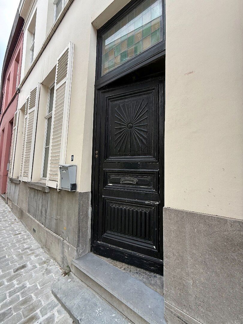 Karaktervolle te renoveren herenwoning met stadstuin