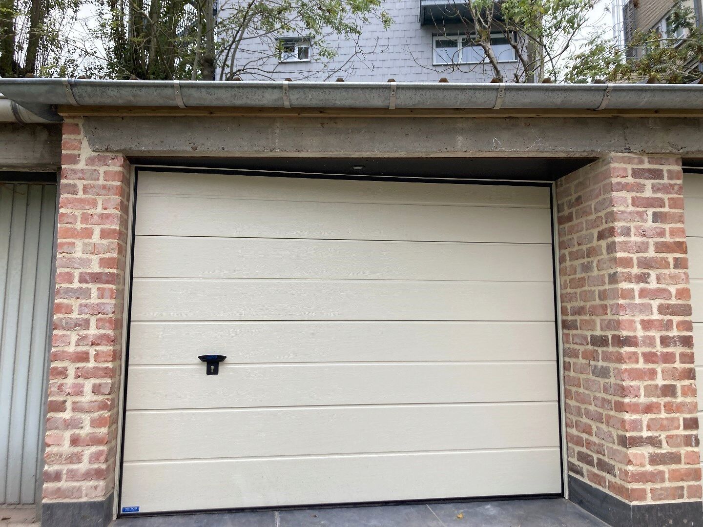 Goed gelegen, volledig vernieuwde garagebox. 