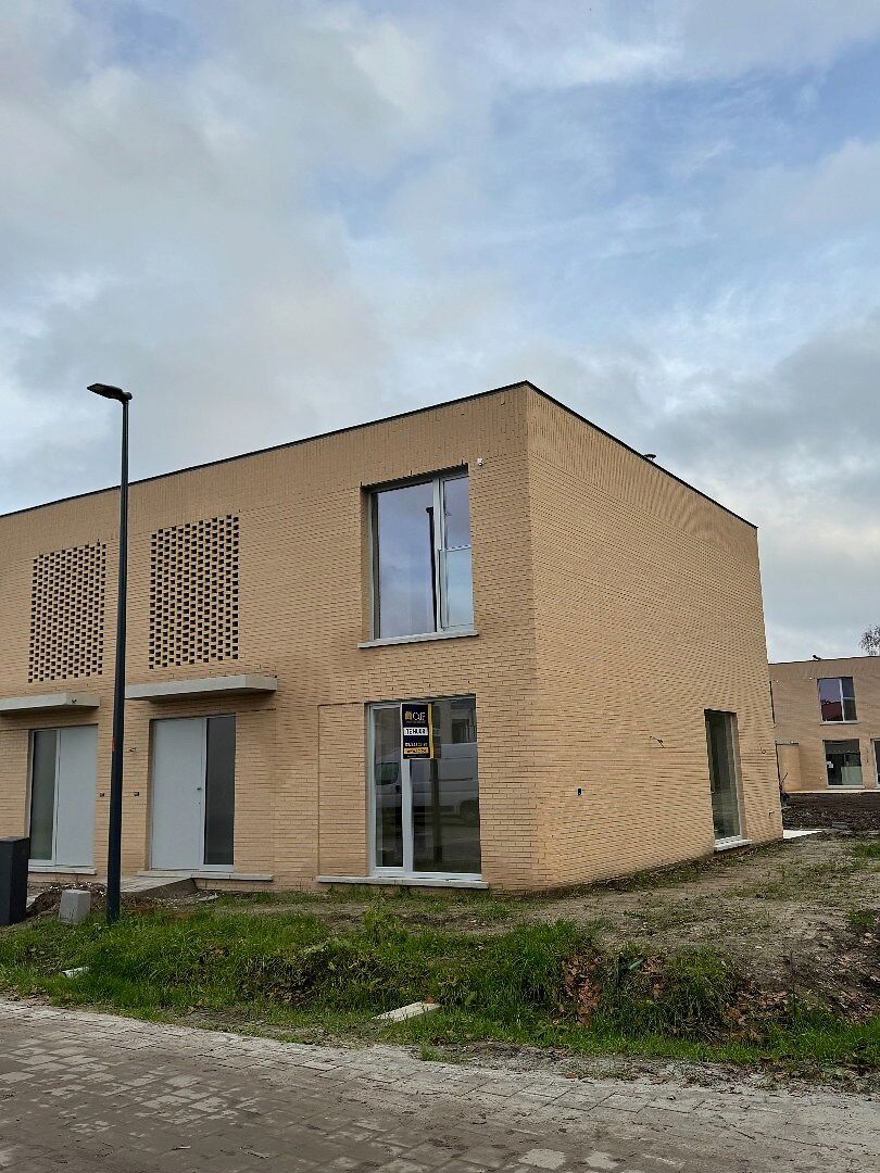 Moderne en energiezuinige halfopen woning met tuin op topligging in Mariakerke