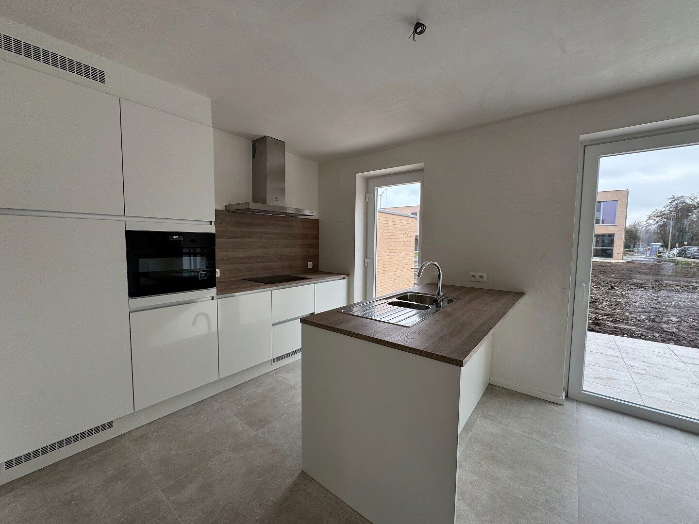 Moderne en energiezuinige halfopen woning met tuin op topligging in Mariakerke