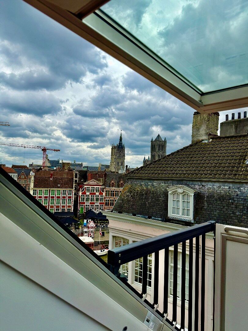Exclusief gemeubeld duplexappartement met uniek zicht op de Graslei en Korenlei
