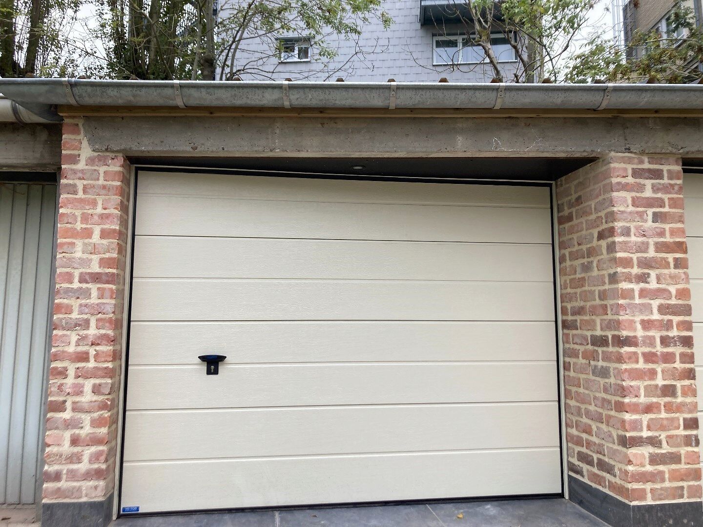 Goed gelegen, volledig vernieuwde garagebox. 