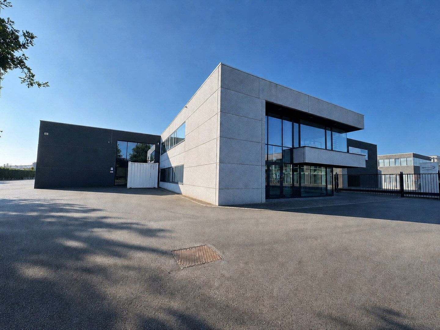 Vlot bereikbaar en instapklaar bedrijfspand met 700 m² kantoren en 700 m² magazijn in Zwevegem