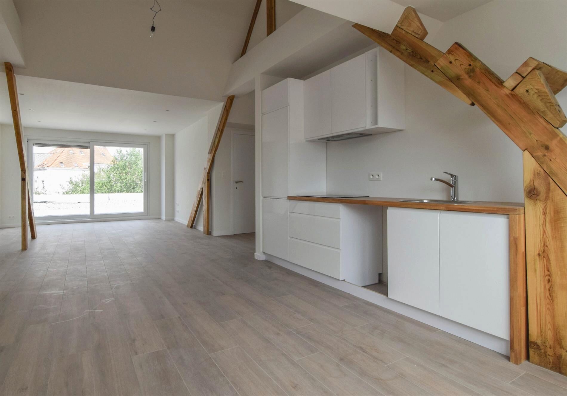 Zeer goed gelegen dakappartement aan invalsweg.
