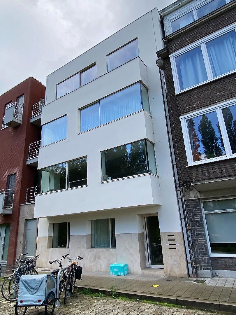 Kwalitatief afgewerkt tweeslaapkamer appartement met ruim zonneterras.
