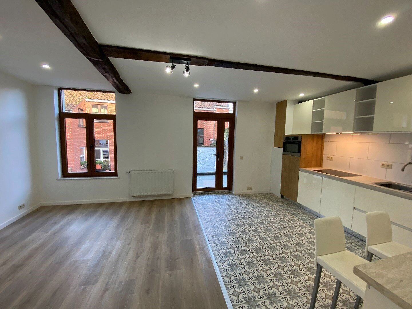 Ruim, volledig vernieuwd drieslaapkamer appartement met terras.