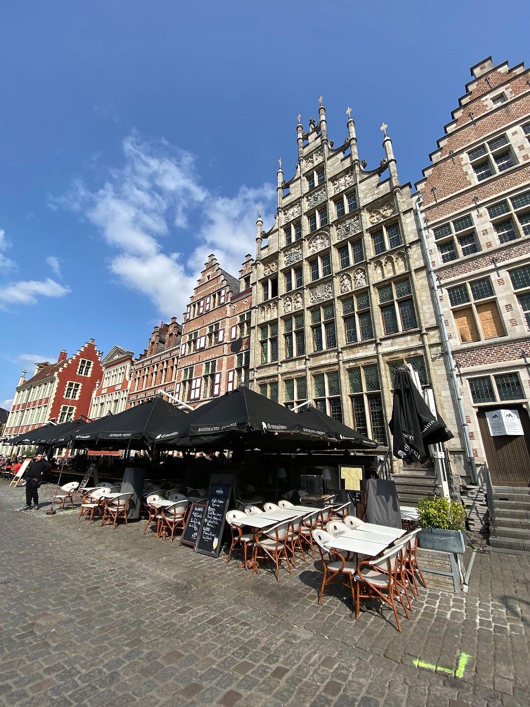 Op Graslei rechtover Korenlei, horecapand met woonst te huur.
