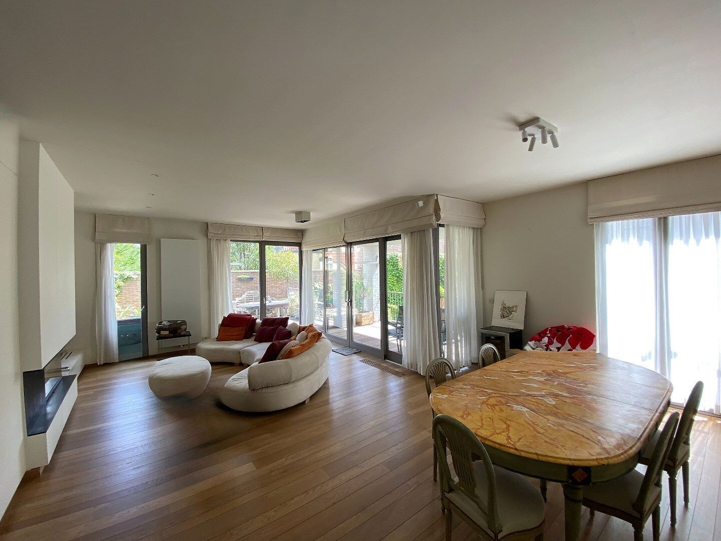 Centraal gelegen stijlvol en ruim 2-slaapkamer appartement met zonnig terras