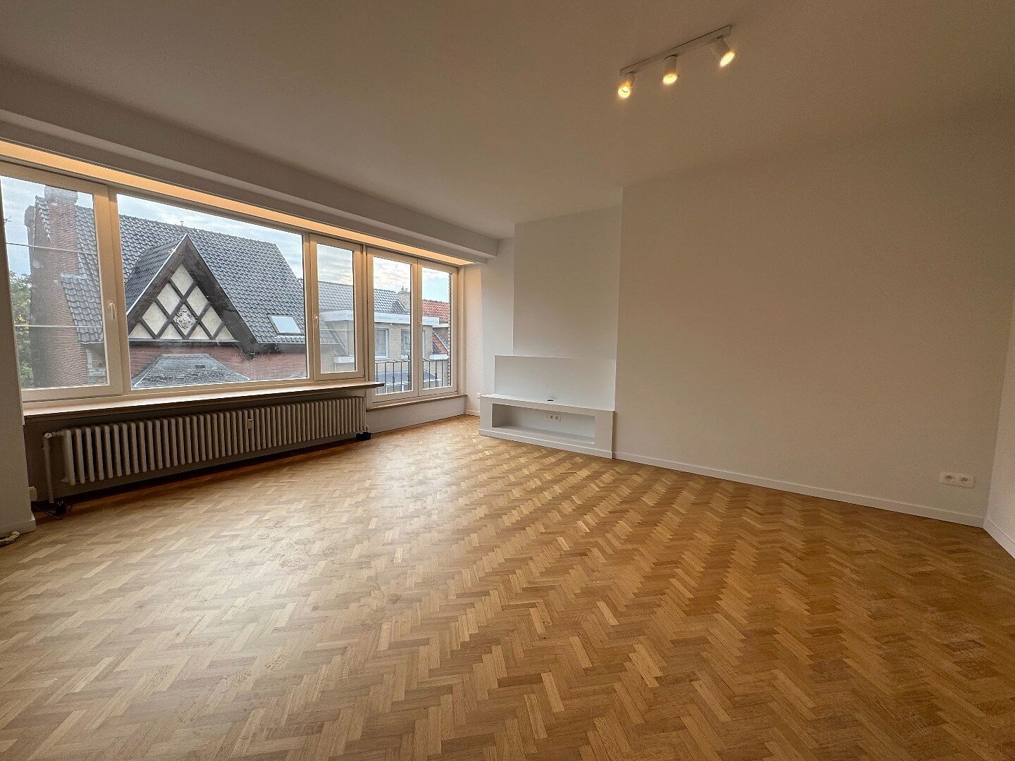 Ruim volledig vernieuwd appartement met garage en kelder.