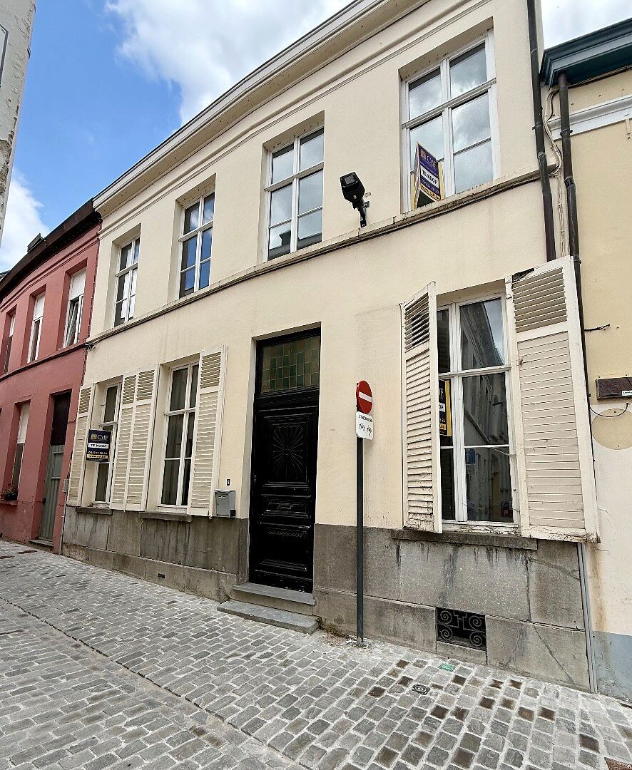 Karaktervolle te renoveren herenwoning met stadstuin