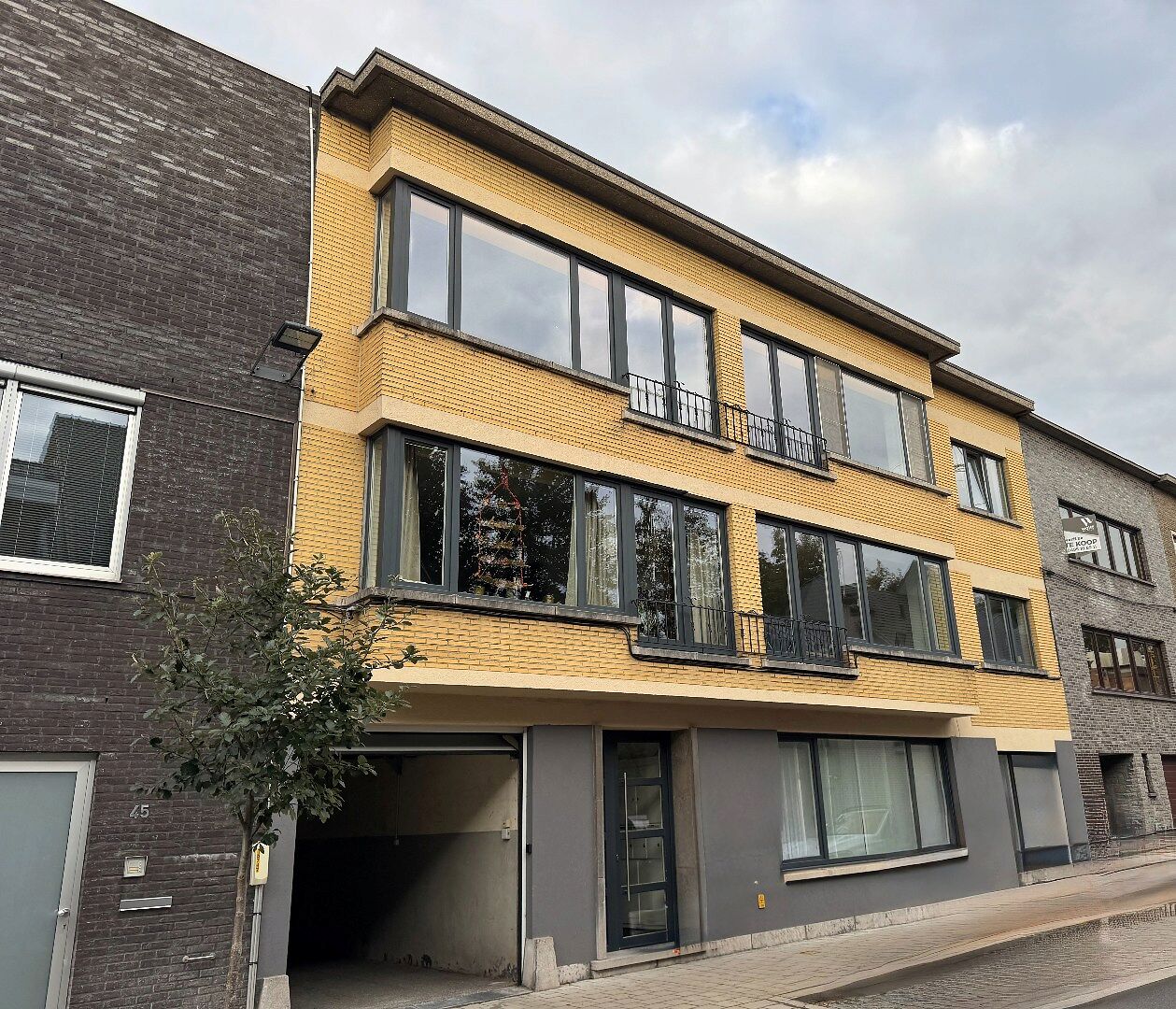 Ruim en volledig vernieuwd appartement met garage en kelder.