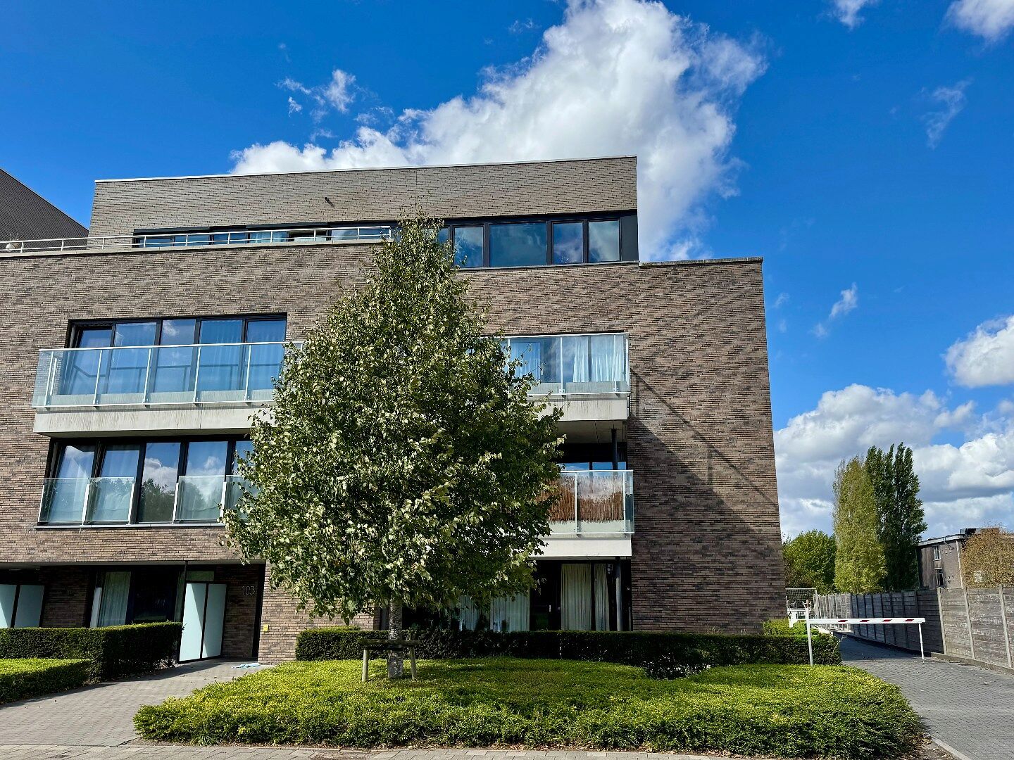 Instapklaar luxeappartement met zonnig terras in groen Zwijnaarde
