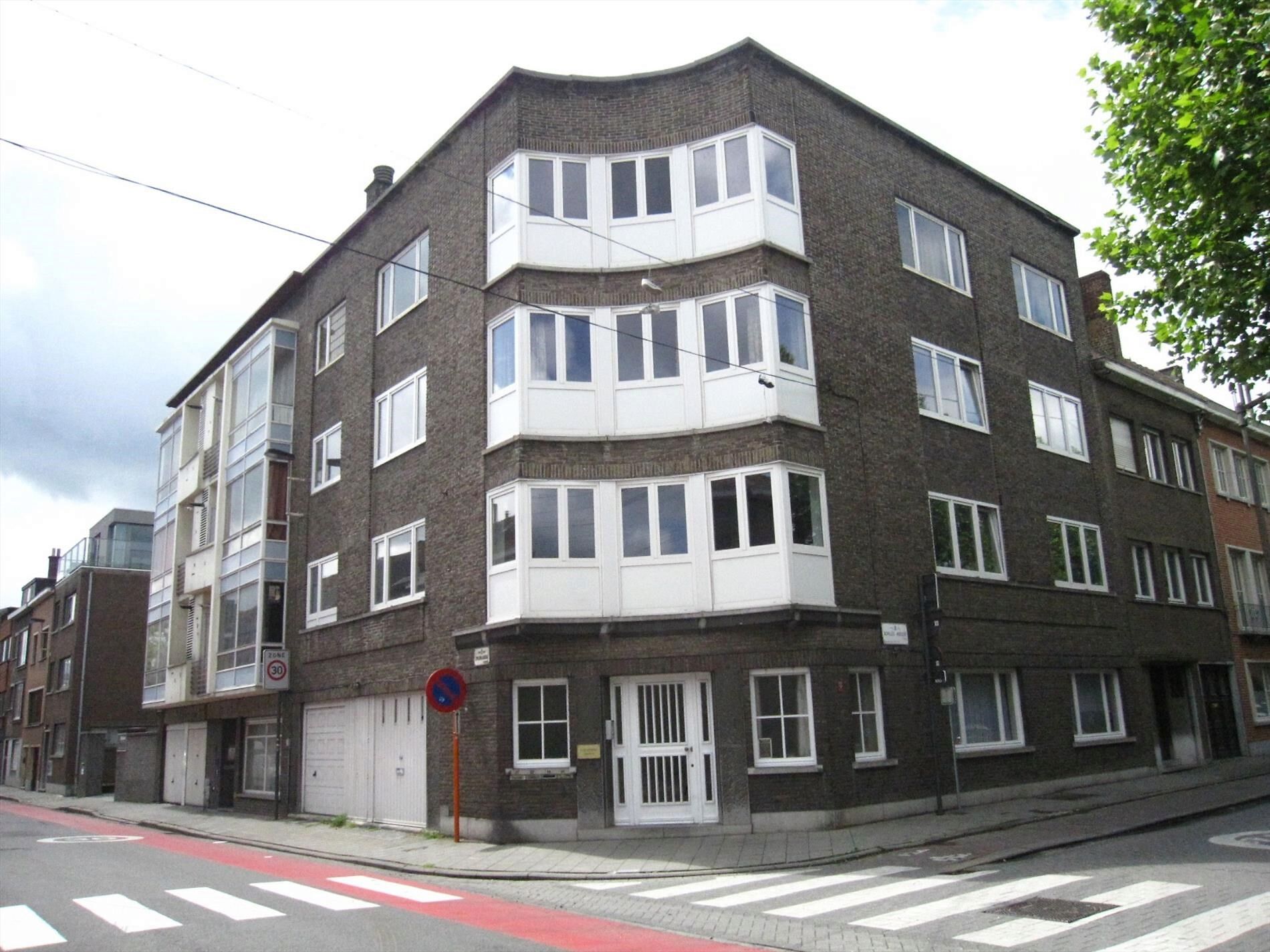 Deels vernieuwd ruim appartement met 3 slaapkamers, dichtbij St.-Pietersstation.