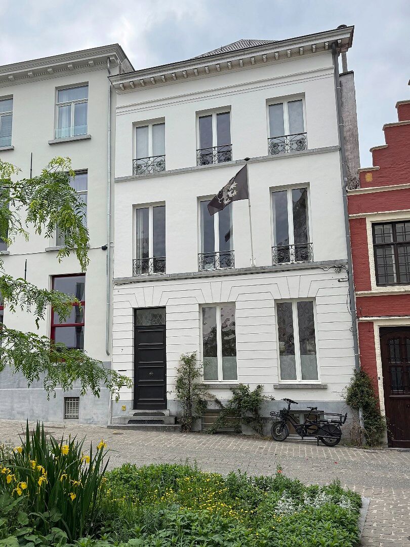Karaktervolle kantoorruimte mét binnentuin op rustige topligging in Gent